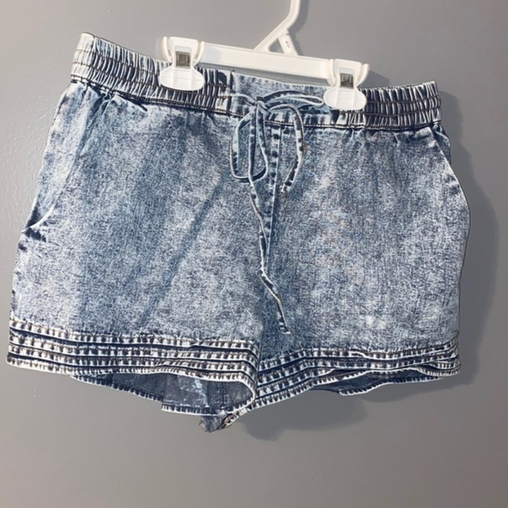 ⭐️HP⭐️ NWT Promesa Acid Wash Shorts